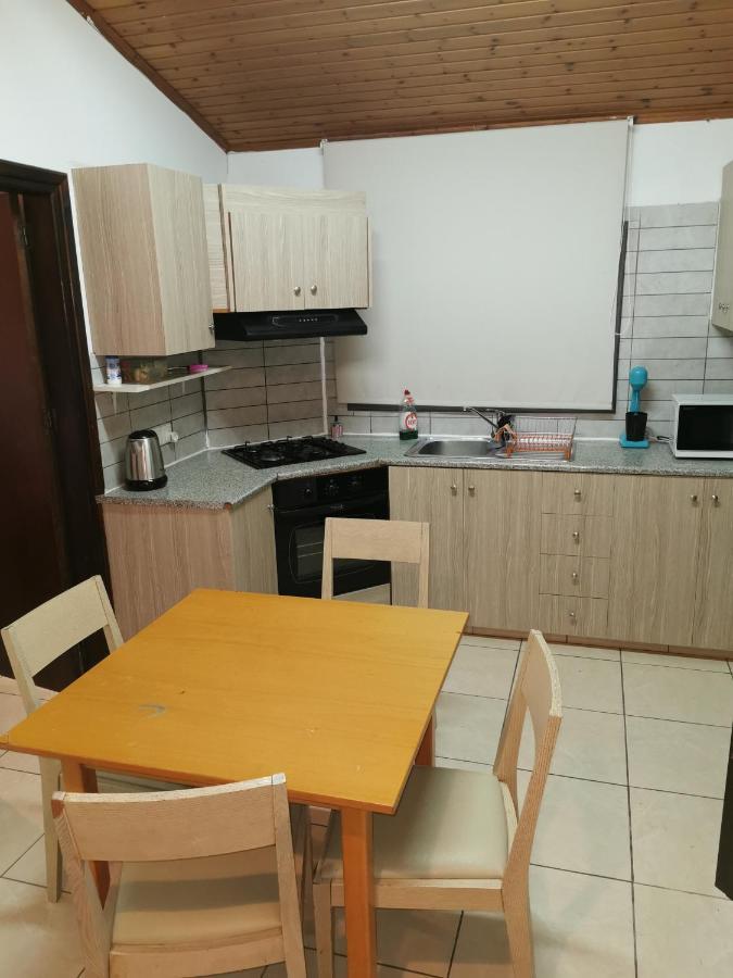 Strovolos Rooms Studios Никосия Экстерьер фото