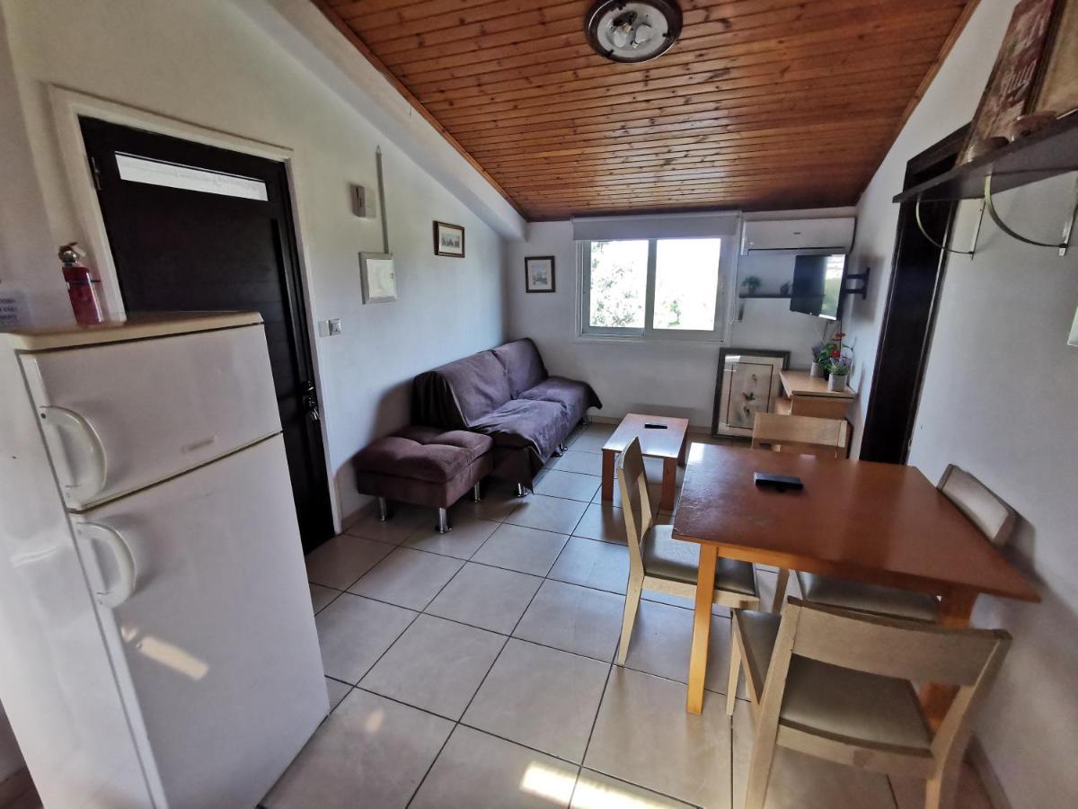 Strovolos Rooms Studios Никосия Экстерьер фото